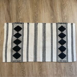 Black and White Geometric Pattern Rug